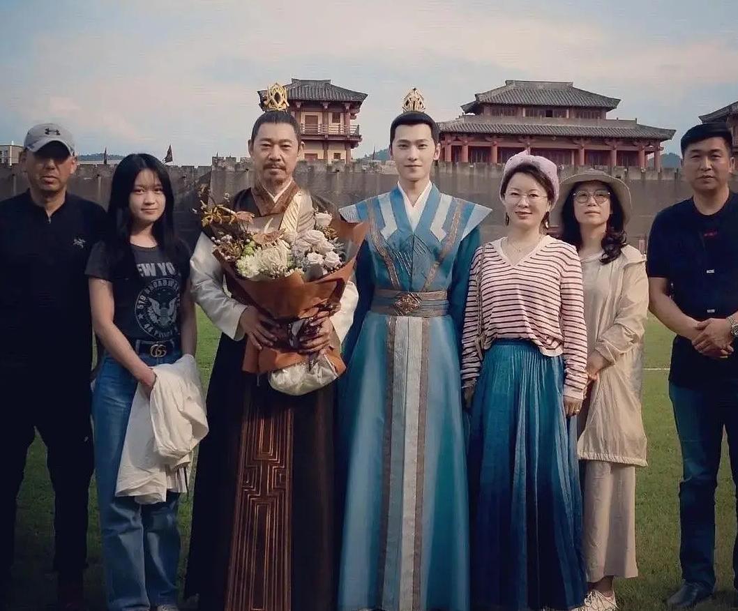 赵露思雷人造型,赵露思综艺红裙公主切造型