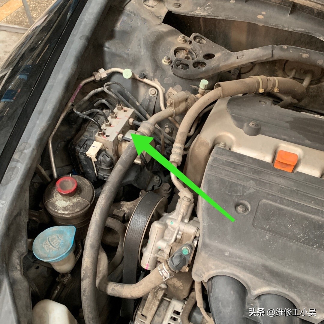 9代雅阁刹车故障灯突然亮了,2022雅阁刹车故障灯