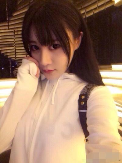 靠胸夹手机爆红,与发哥同台演戏,26岁足球宝贝樊玲已逆袭成CEO