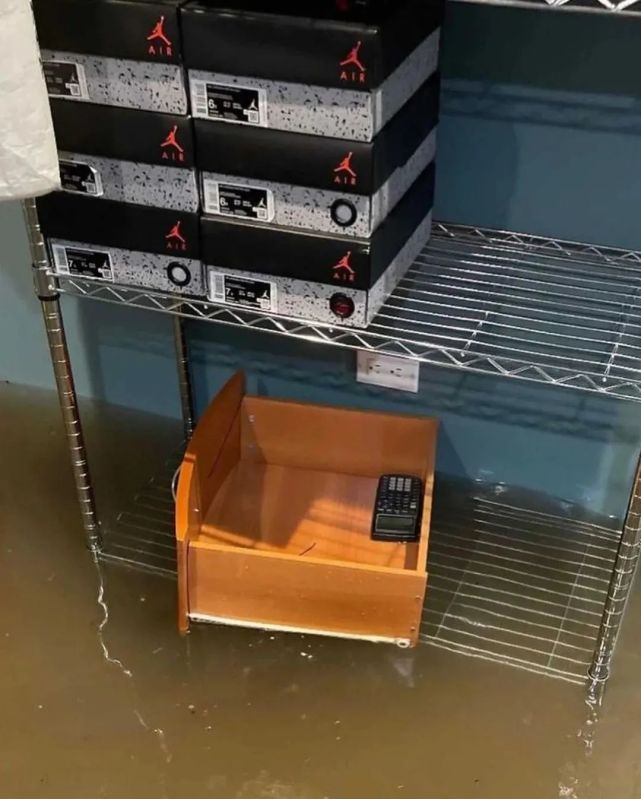 超强暴雨致纽约内涝,纽约大暴雨鞋仓被淹