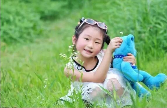 孩子自卑在意别人的眼光怎么办,小孩很在乎别人的眼光怎么样开导