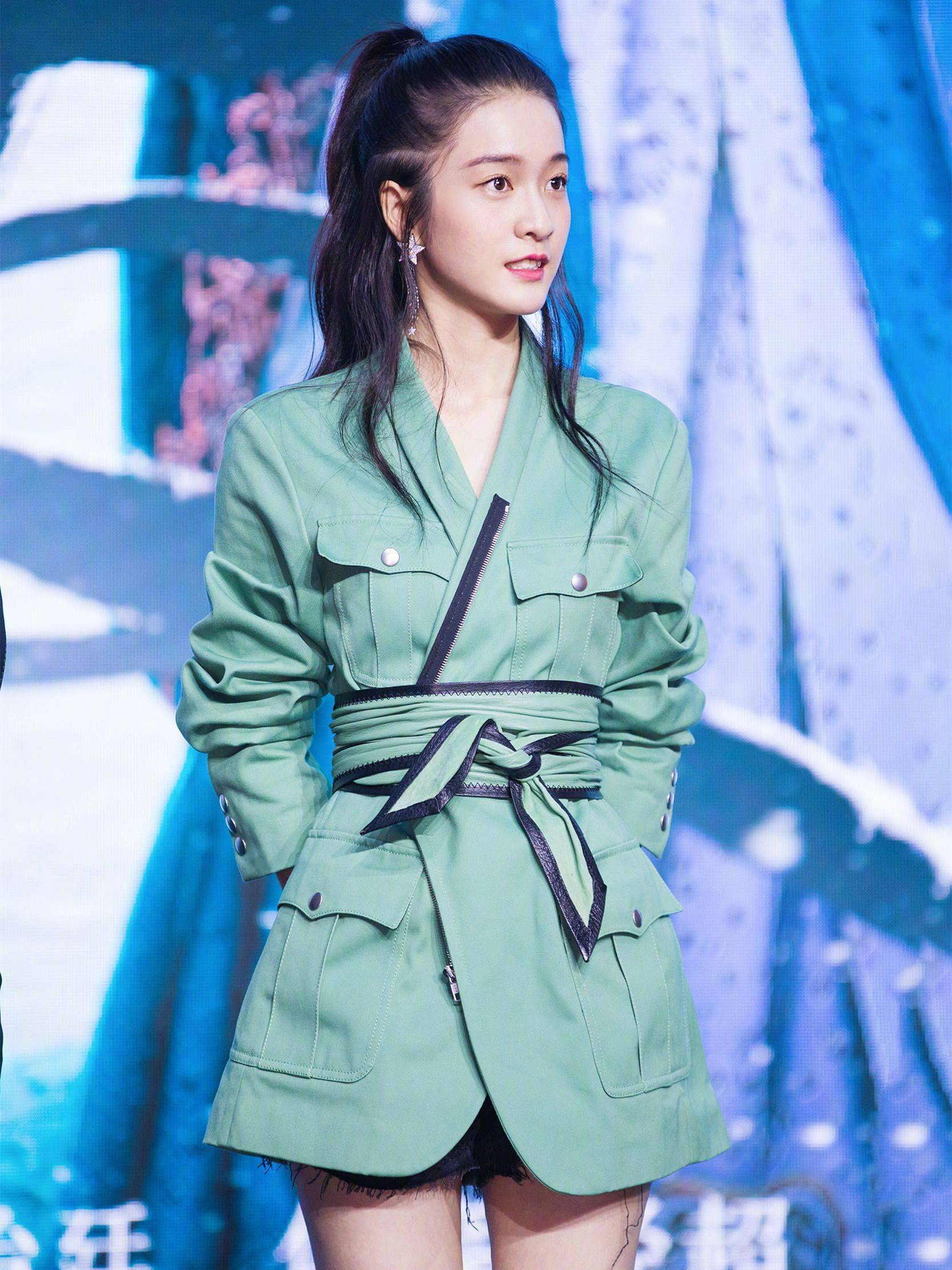 张雪迎时尚大片百变风格魅力十足,张雪迎机场清爽造型少女感十足