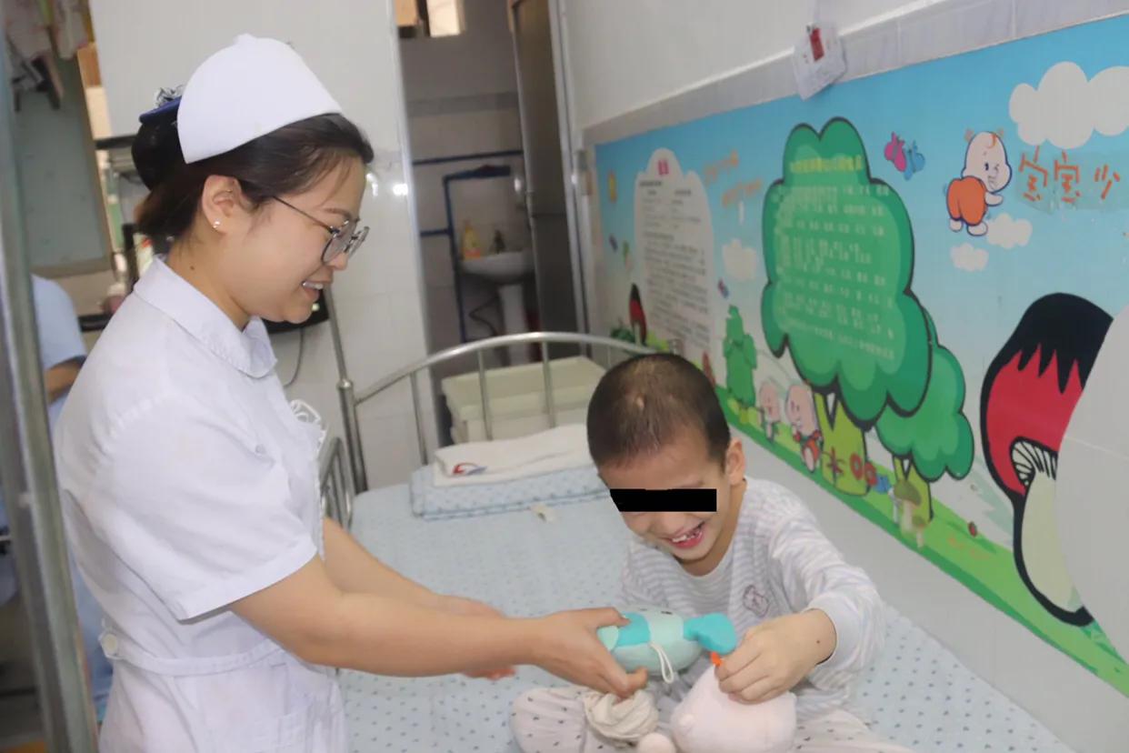 警察与警宝六一儿童节,六一儿童节警察和儿童