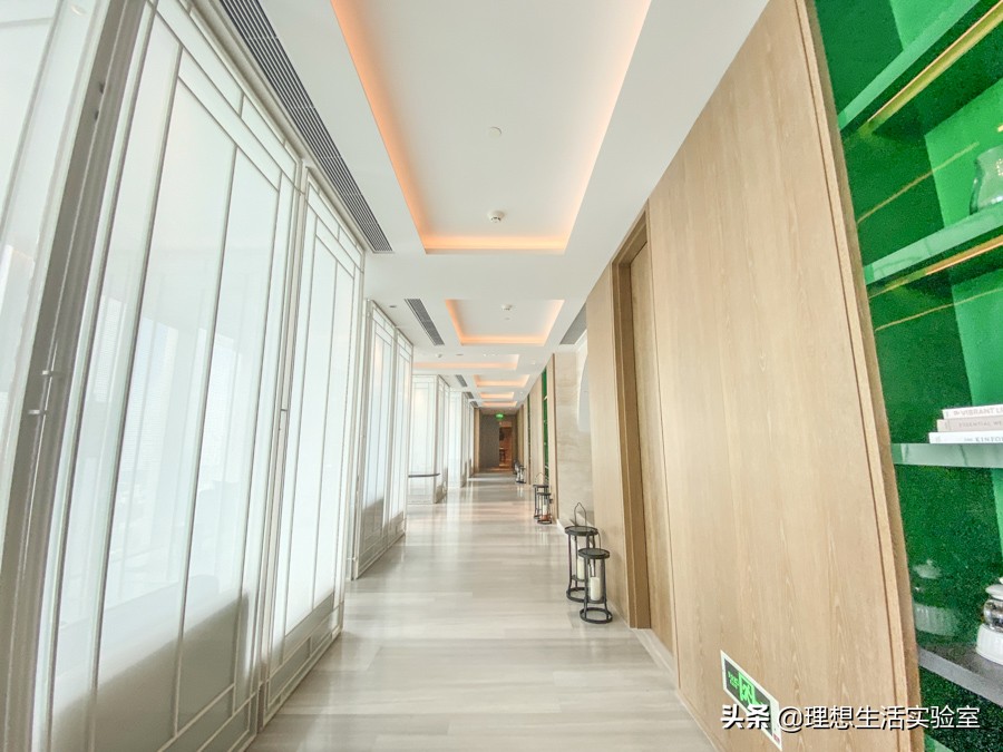 住在广州瑰丽酒店看外面风景,广州瑰丽酒店看到整个广州夜景