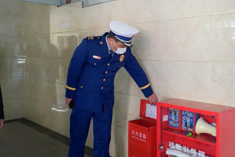 消防大队开展学校消防安全大排查,公安局到我校开展消防安全大检查