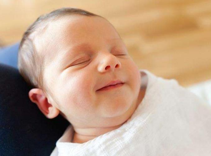 宝宝睡觉时突然偷笑是什么原因,宝宝睡着后总抿嘴巴是怎么回事