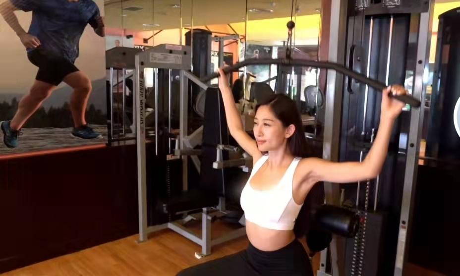 *疆新**美女，去过50个国家，30岁负债200万，却8个月还清，凭啥？