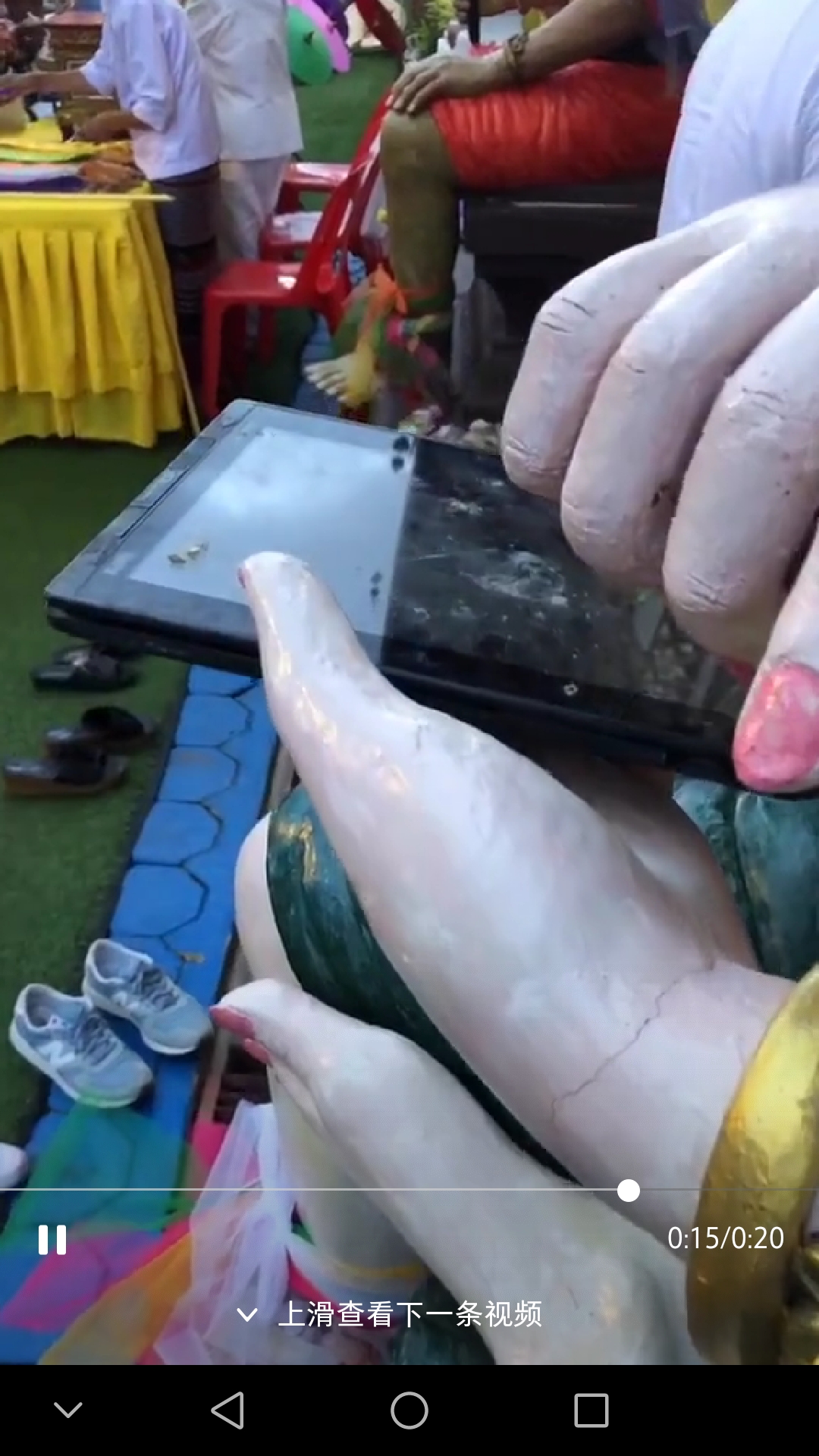 最“潮”寺庙，神仙们脚穿匡威，手拿苹果手机，叼着雪茄