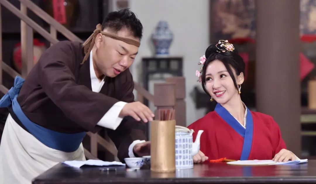 一个低胸性感女王,私底下想活得更严肃和朴素