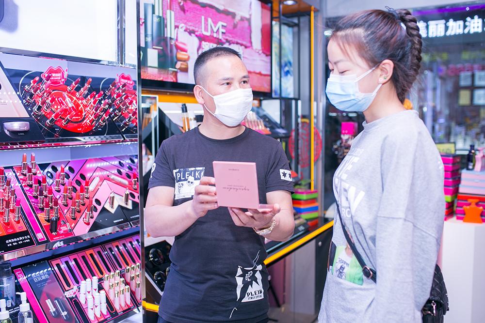 新螺蛳湾化妆品大王入驻俊发俊客APP，3个月销售好几百万