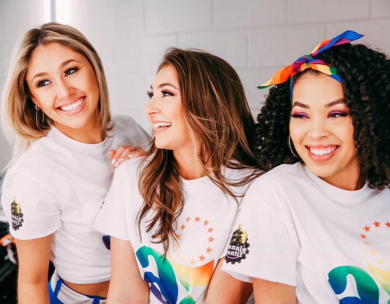 nba拉拉队精彩表现,nba拉拉队vs足球宝贝