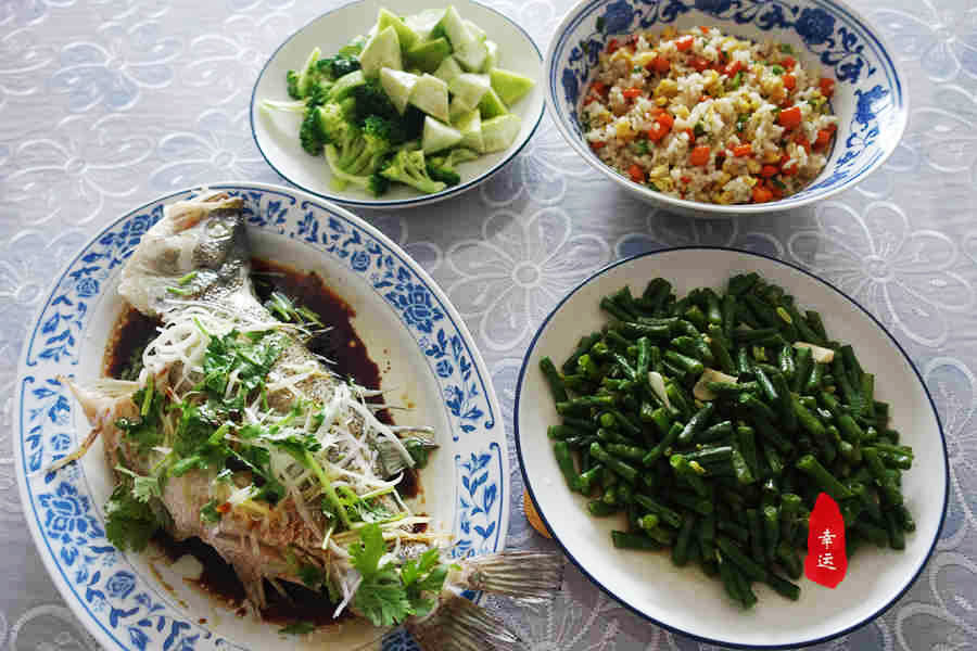 清蒸鲈鱼最简单最好吃的家常做法,清蒸鲈鱼最正宗的做法