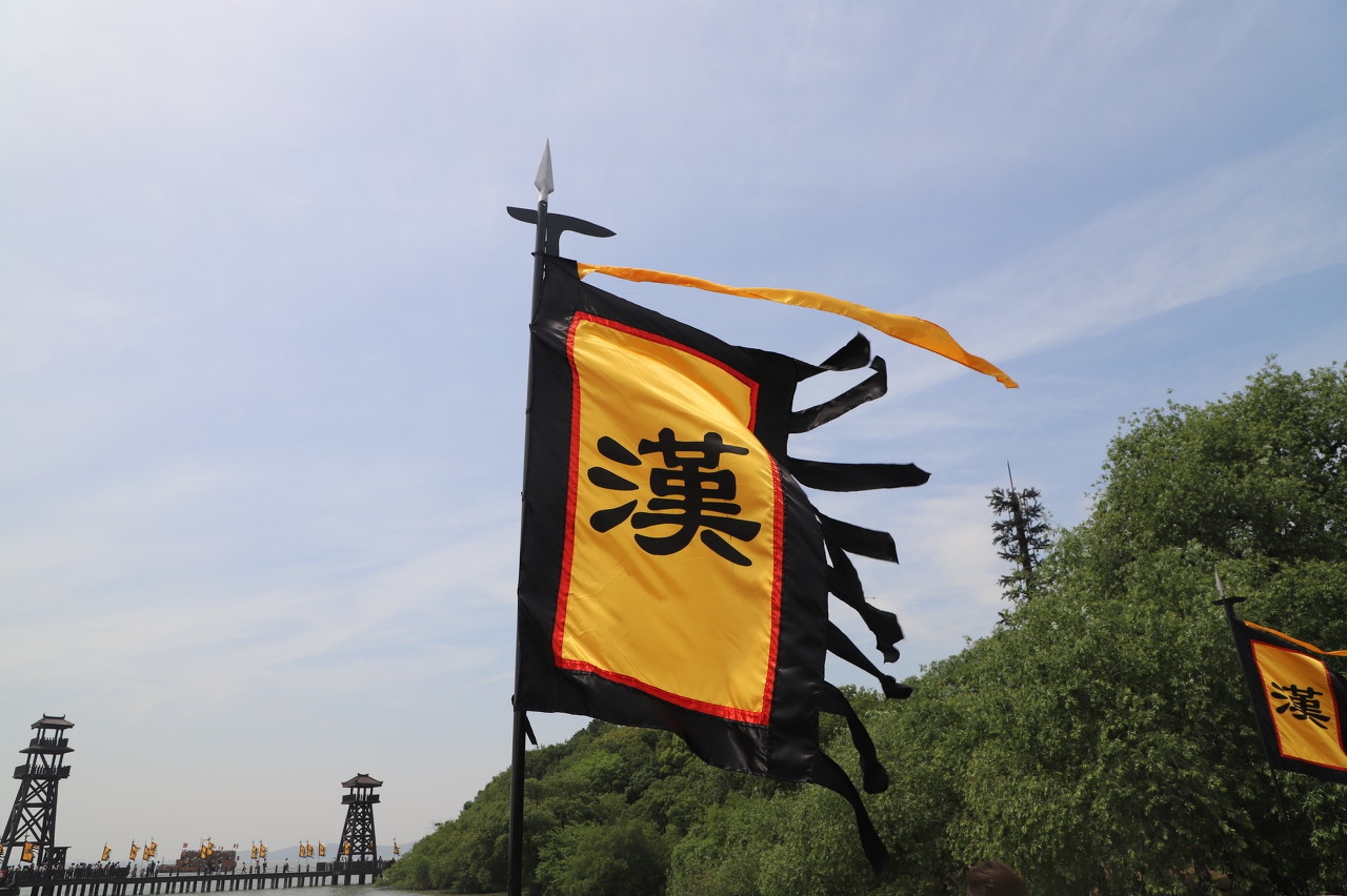 如何用英语翻译三国演义,白话三国演义英语阅读