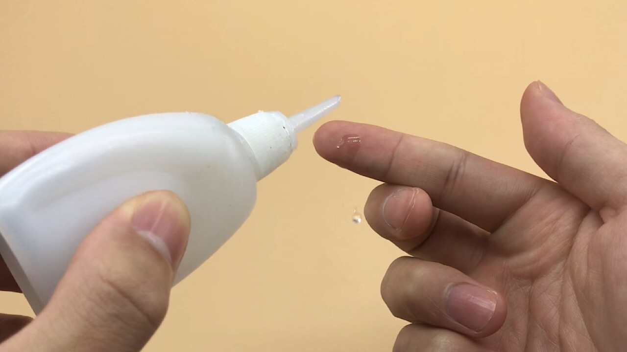 502把手指和木棍粘在一起怎么办,手指被502粘住再滴一滴502可以吗