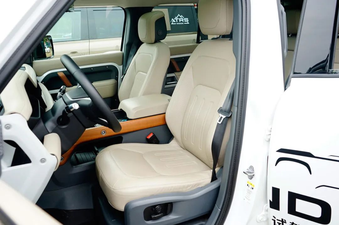 试驾路虎全新卫士,路虎卫士110p400x和暗黑特别版区别