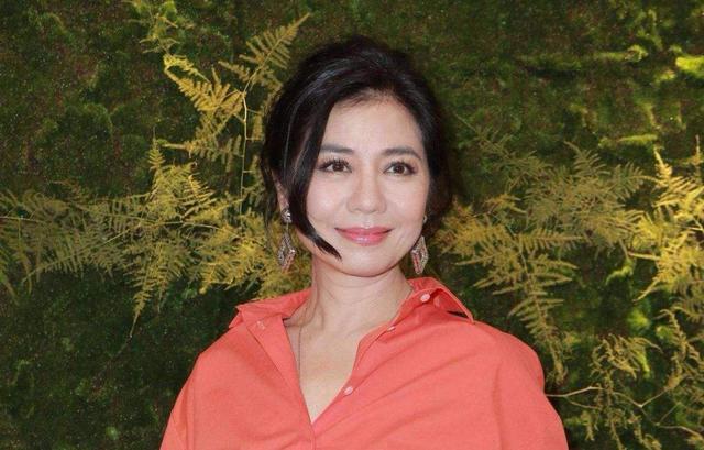 吴佩慈生四胎后皮肤松弛,颜值崩塌,她不生也会老的