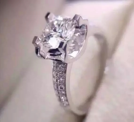 怎么选择适合自己的钻戒款式,怎样选择一个好的钻戒