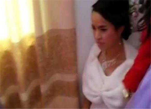 新郎接亲红包塞门缝给伴娘,新郎接亲需要往新郎兜里塞红包