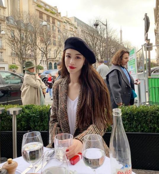 葛天真会“博眼球”，格子西装配紧身裤凹出大长腿，这身材罕见