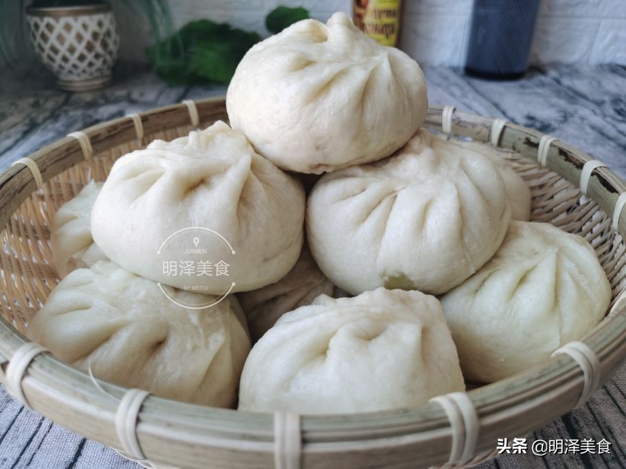 这种蔬菜很少生虫,用它做馅蒸包子,味道鲜香,我一次能吃四五个