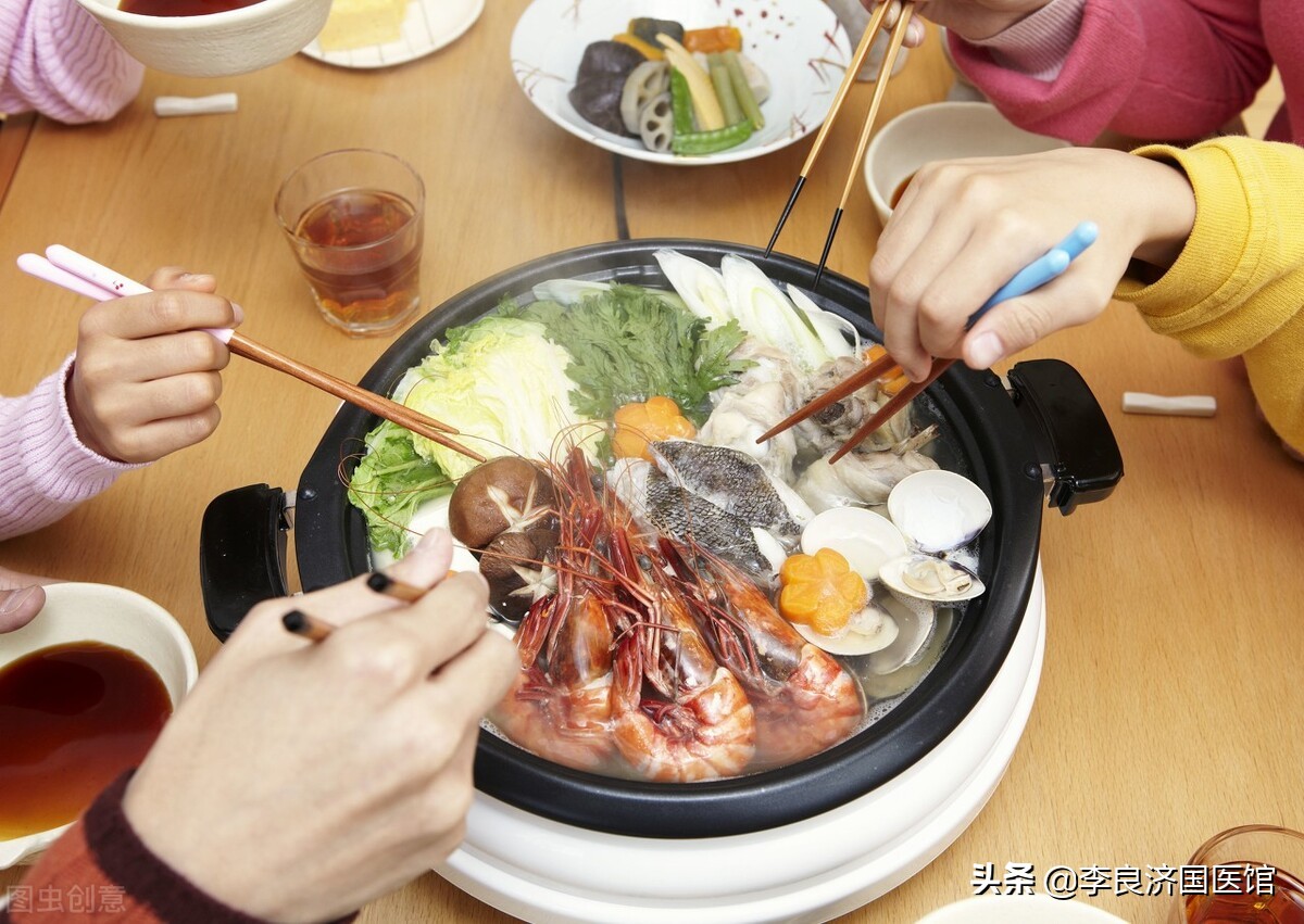 刚吃完火锅，胃一按就痛！这样吃火锅最伤脾胃