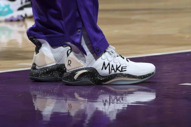 nba球员上脚安踏,nba球员上脚球鞋欧文4绿橙粉