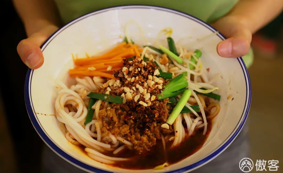 终于吃到超好吃的凉米线,一碗凉米线就能很满足
