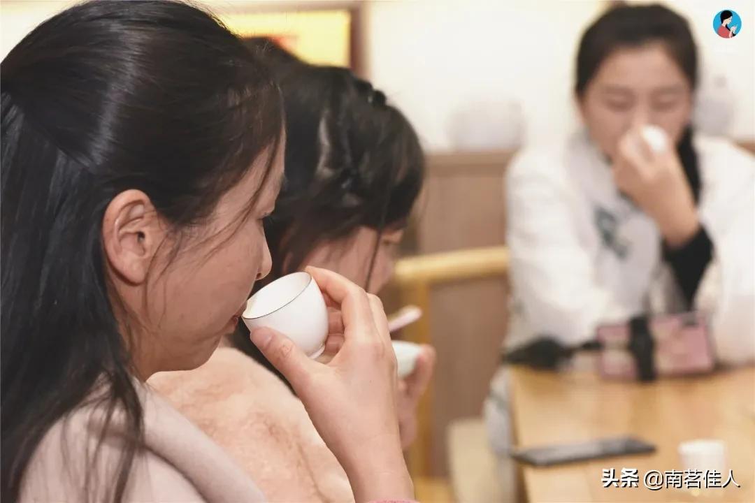 普洱茶新茶为什么会有锁喉感,新茶喝了嗓子发干锁喉