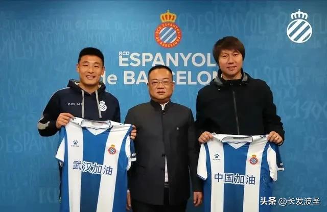 盘点球迷骂国足的名场面,球迷现场怒批国足