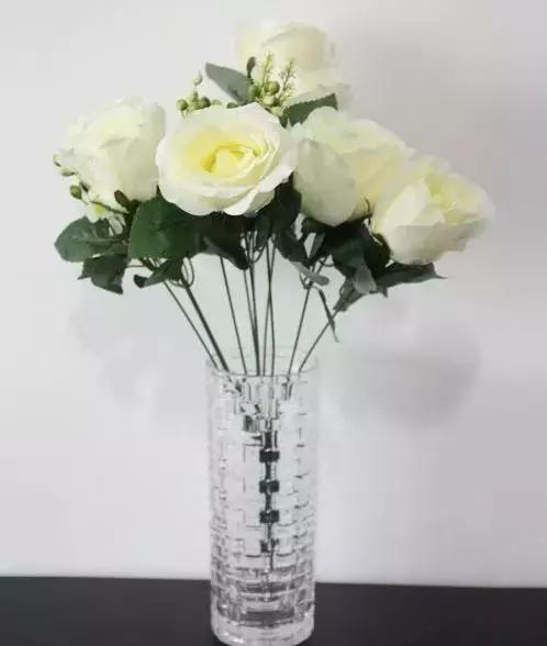 玫瑰每天换水还是蔫了,玫瑰需要换水剪根吗