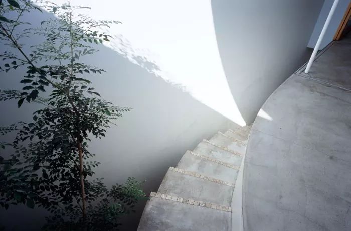 把「月亮」用到极致，建筑师为夫妻造座白色宅子，来记录阴晴圆缺