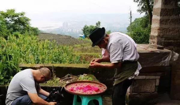 90岁老人种了67年花，靠玫瑰花瓣养活了8个孩子！