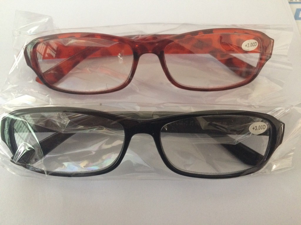 地摊老花镜10元眼镜店却好几百,眼镜店的老花镜和路边摊的老花镜