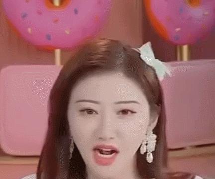 网上关于她整容的传闻屡见不鲜,自曝八年整容史