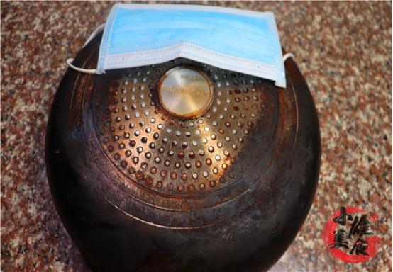 家里的炒菜锅特别脏教你一招清洁,用口罩怎样清理锅底的脏东西