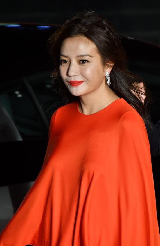 44岁赵薇穿浅绿连衣裙,赵薇黑色礼服裙