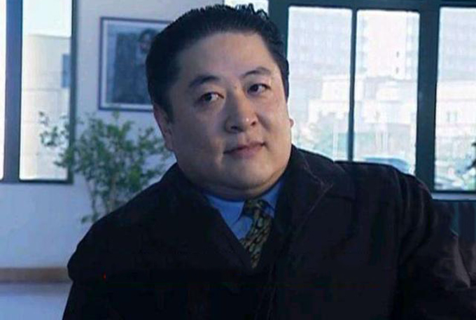 58岁刘斌近照曝光，结婚3次妻子都小十多岁，6岁女儿似孙女爱撒娇