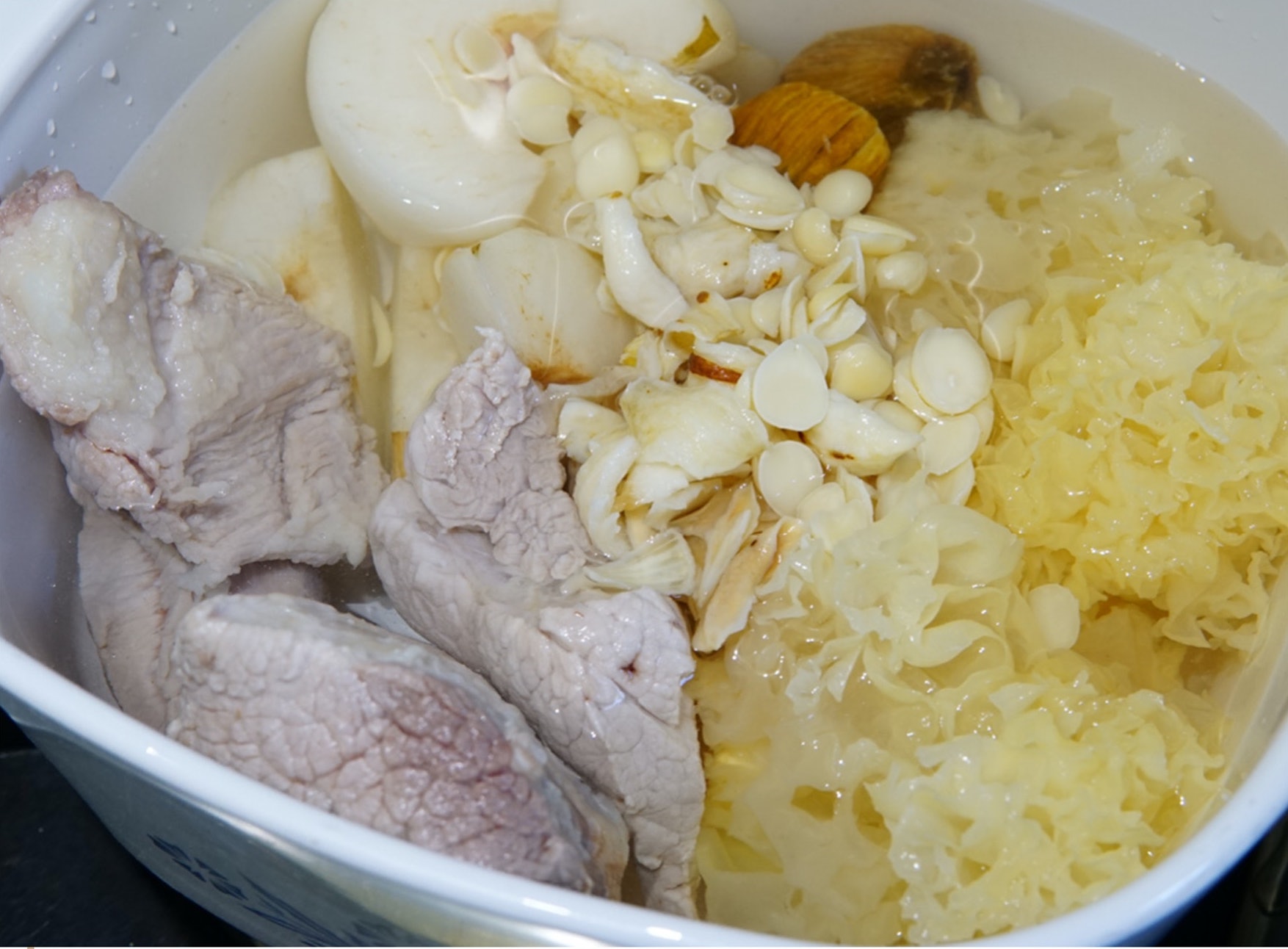 润肺百合莲子瘦肉汤,玉竹雪梨百合润肺汤的做法