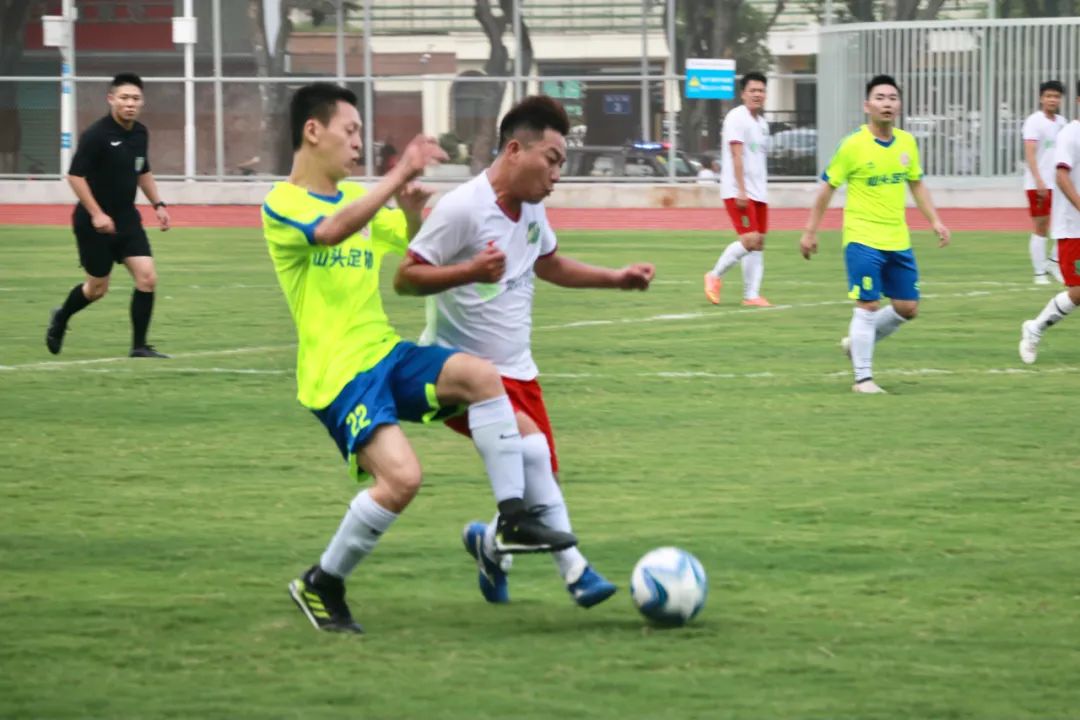 在足球场上感受到快乐,在人民广场上踢球