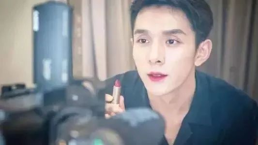 当面调侃杨幂？口红一哥李佳琦遭遇信任危机