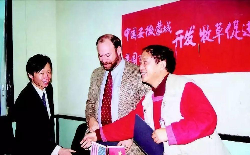 冯巩搭档牛群：被质疑贪污，64岁节目中晕倒，这些年他有多惨？