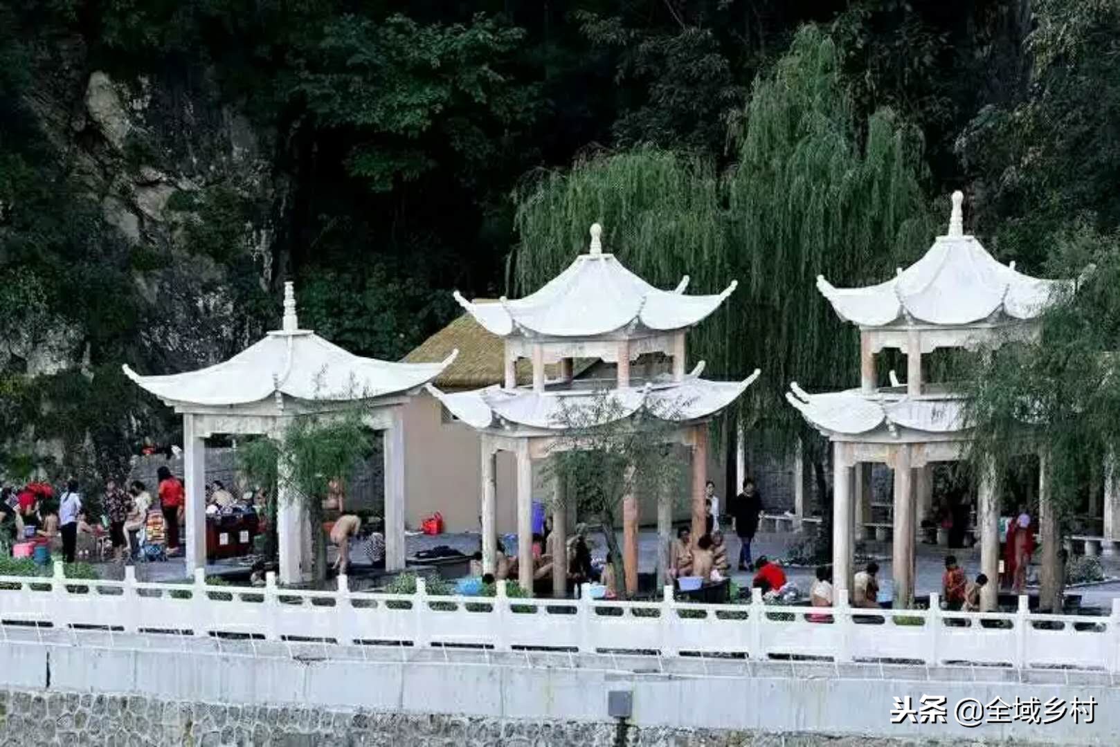 在百米外的公路边露天裸浴,你敢吗?小镇农民都这么泡温泉