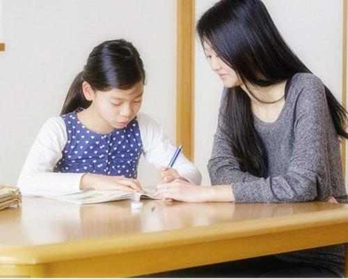 隐身在家政的“住家老师”，月薪两万的神仙工作，穿新鞋走老路