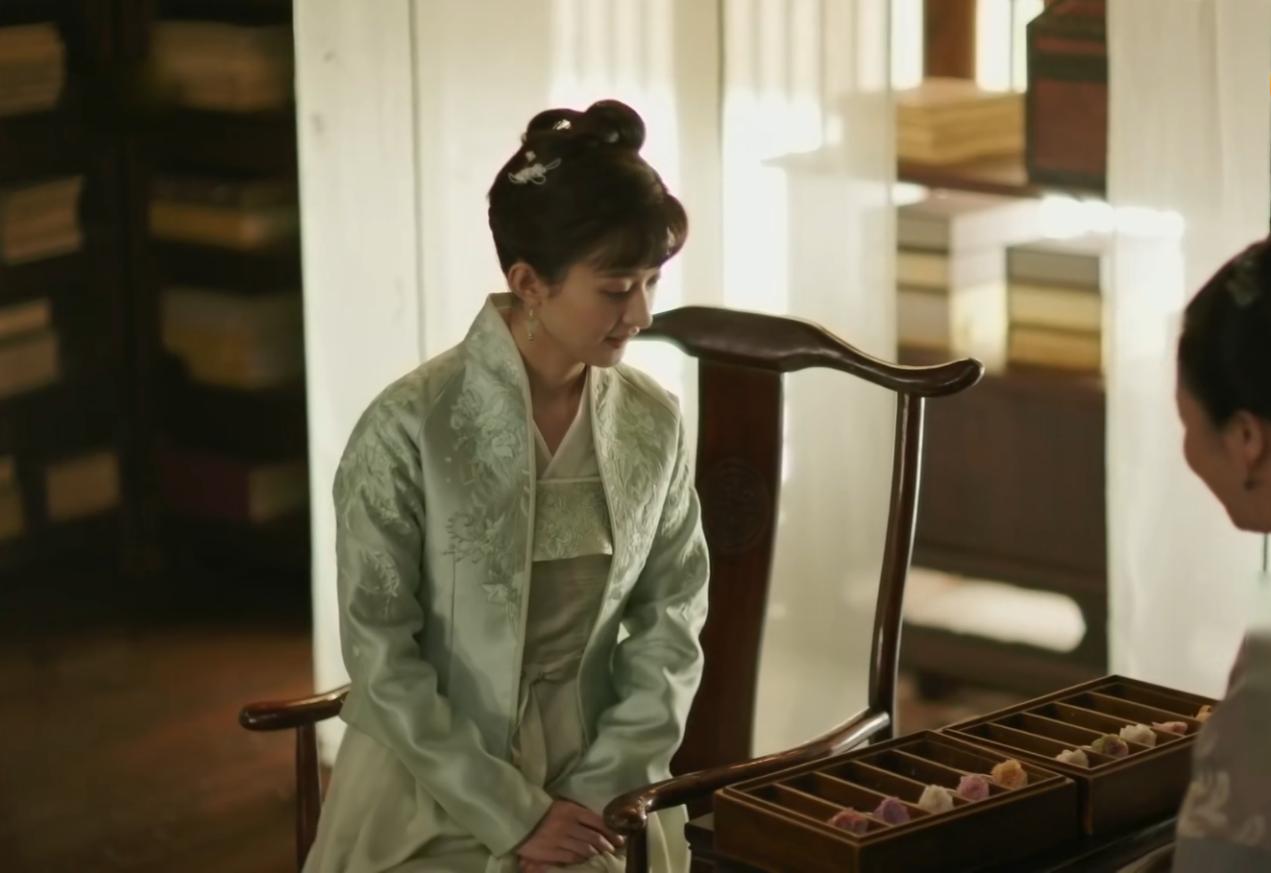 清平乐张贵妃粉色头冠,清平乐张贵妃满头珍珠