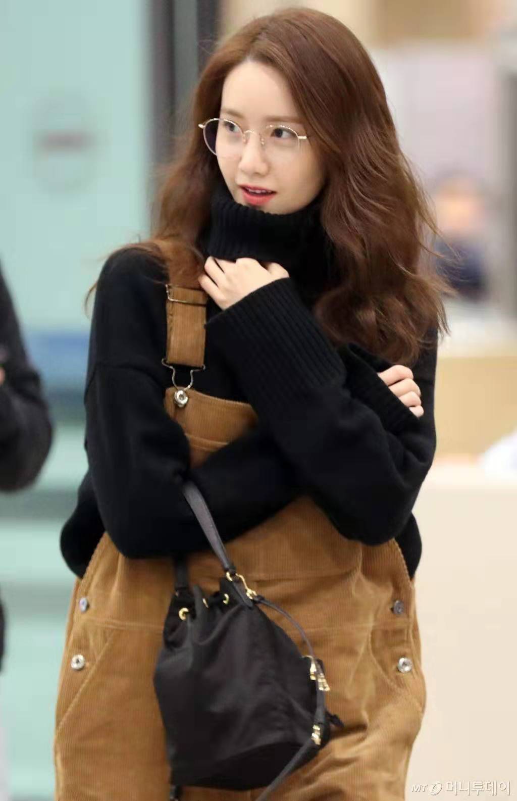 林允儿真的好可爱啊，黑毛衣配背带裤，回头笑的瞬间心都暖化了