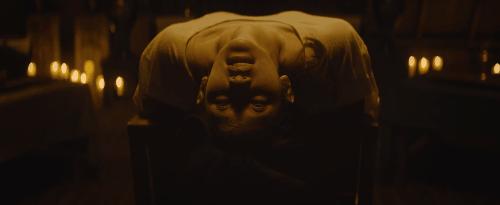 千万不要接来自过去的电话，女主救活了爸爸，但恶魔杀手也跟来了