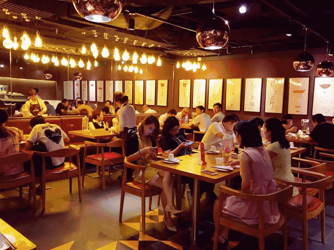 少女餐厅内用餐滑倒受伤,糟糕少女