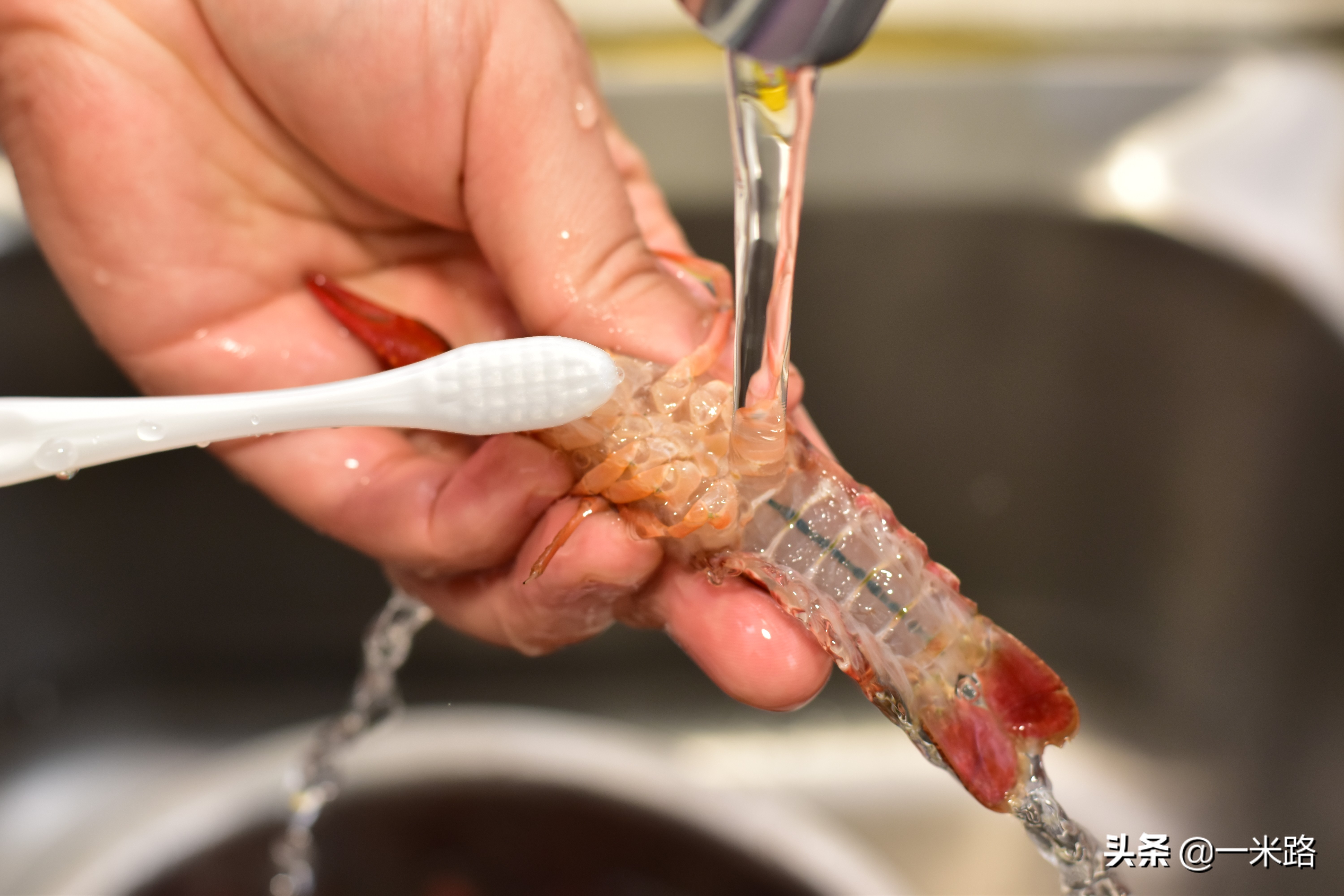 麻辣小龙虾的绝配是魔芋豆腐,又麻又辣多汁,吃起来真带劲