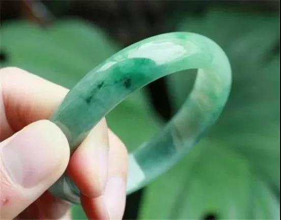 翡翠黑绿是什么原因,翡翠自然光下肉质发黑带底色