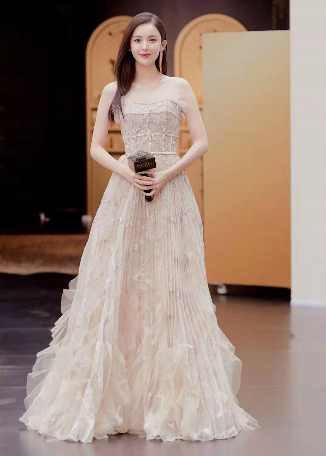 古力娜扎一袭露肩白裙秀眸明亮,古力娜扎穿吊肩抹胸裙